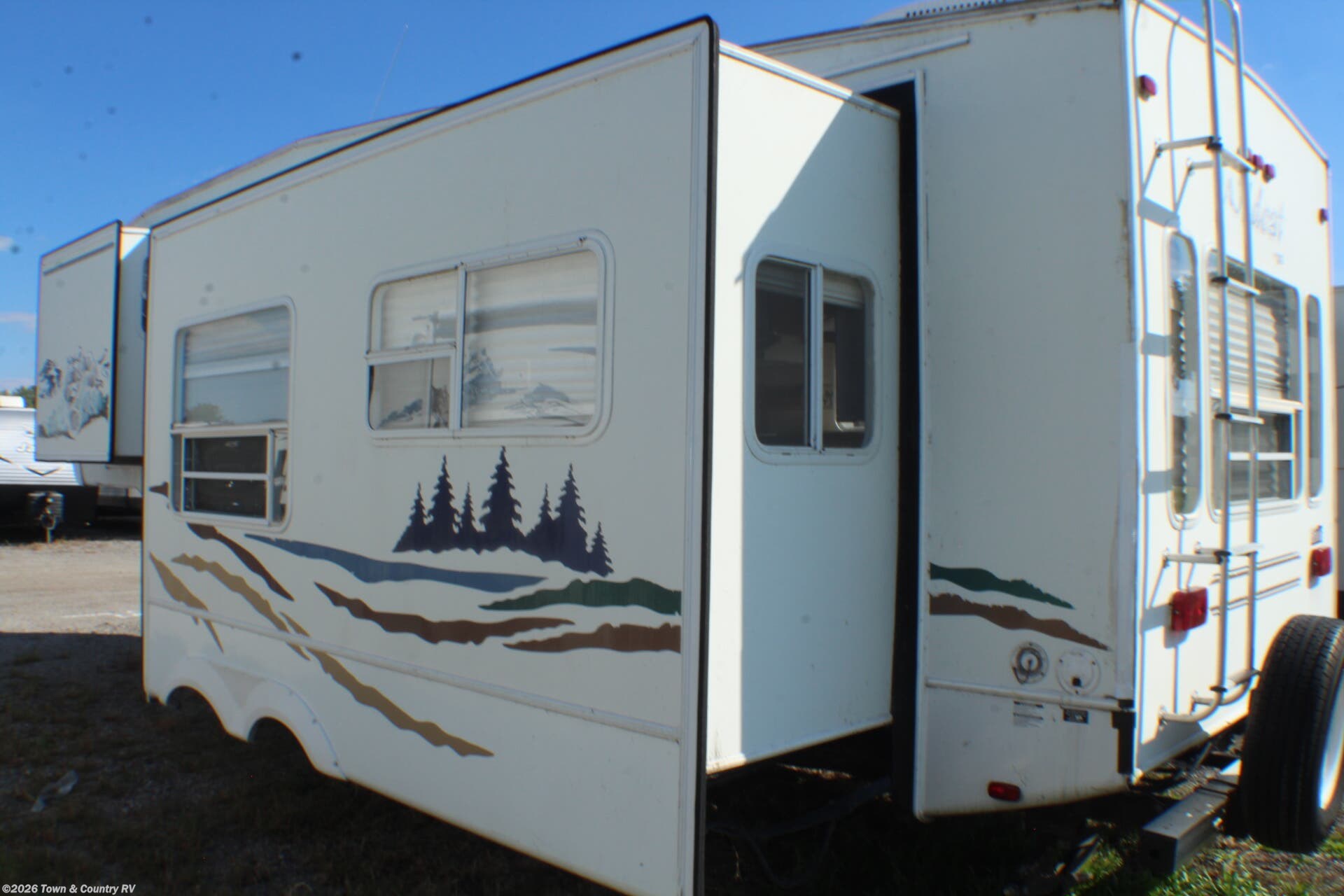 2005 Forest River Wildcat 29RLBS - Used Fifth Wheel For Sale by Town & Country RV in Clyde, Ohio