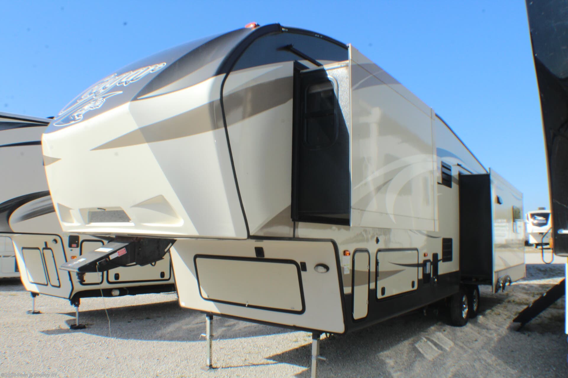 2016 Keystone Cougar 327RES - Used Fifth Wheel For Sale by Town & Country RV in Clyde, Ohio