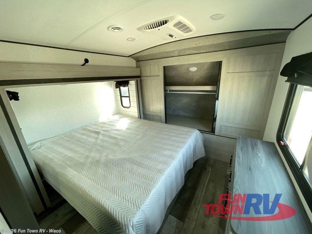 2025 Sunset Trail SS330SI by CrossRoads from Fun Town RV - Waco in Hewitt, Texas