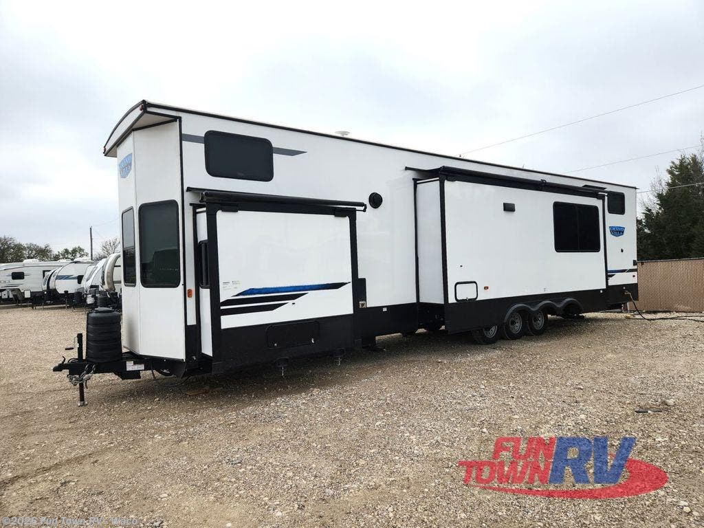 2024 Salem Grand Villa 44VIEW by Forest River from Fun Town RV - Waco in Hewitt, Texas