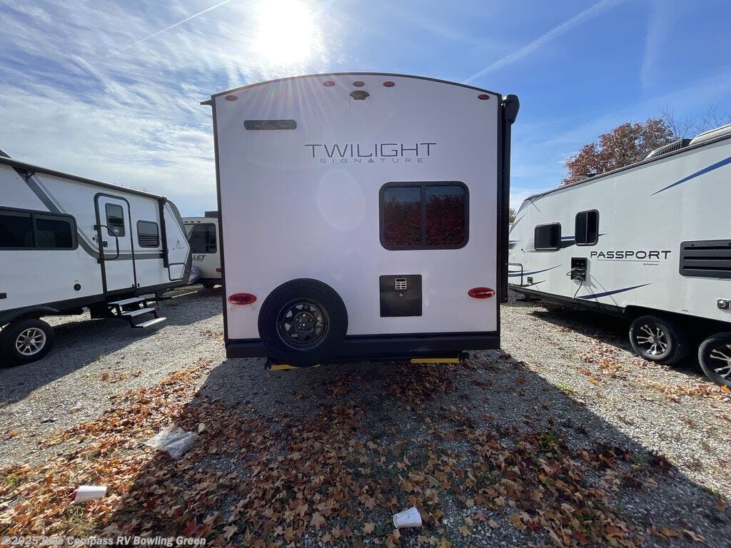 2024 Twilight Signature TWS-25BH by Cruiser RV from Blue Compass RV Bowling Green in Bowling Green, Kentucky
