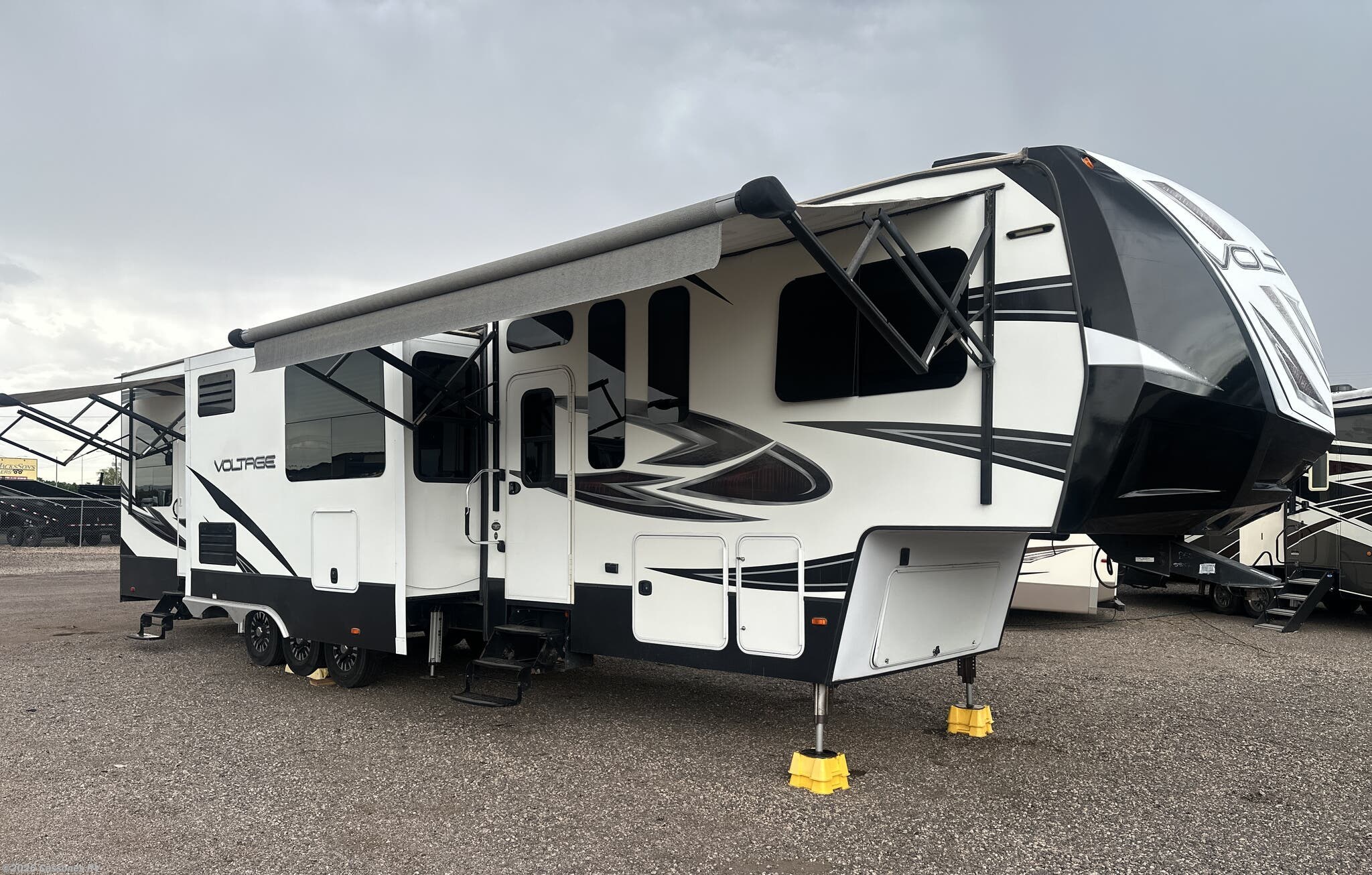 2017 Dutchmen Voltage M-4105 - Used Fifth Wheel For Sale by Cassones RV in Mesa, Arizona