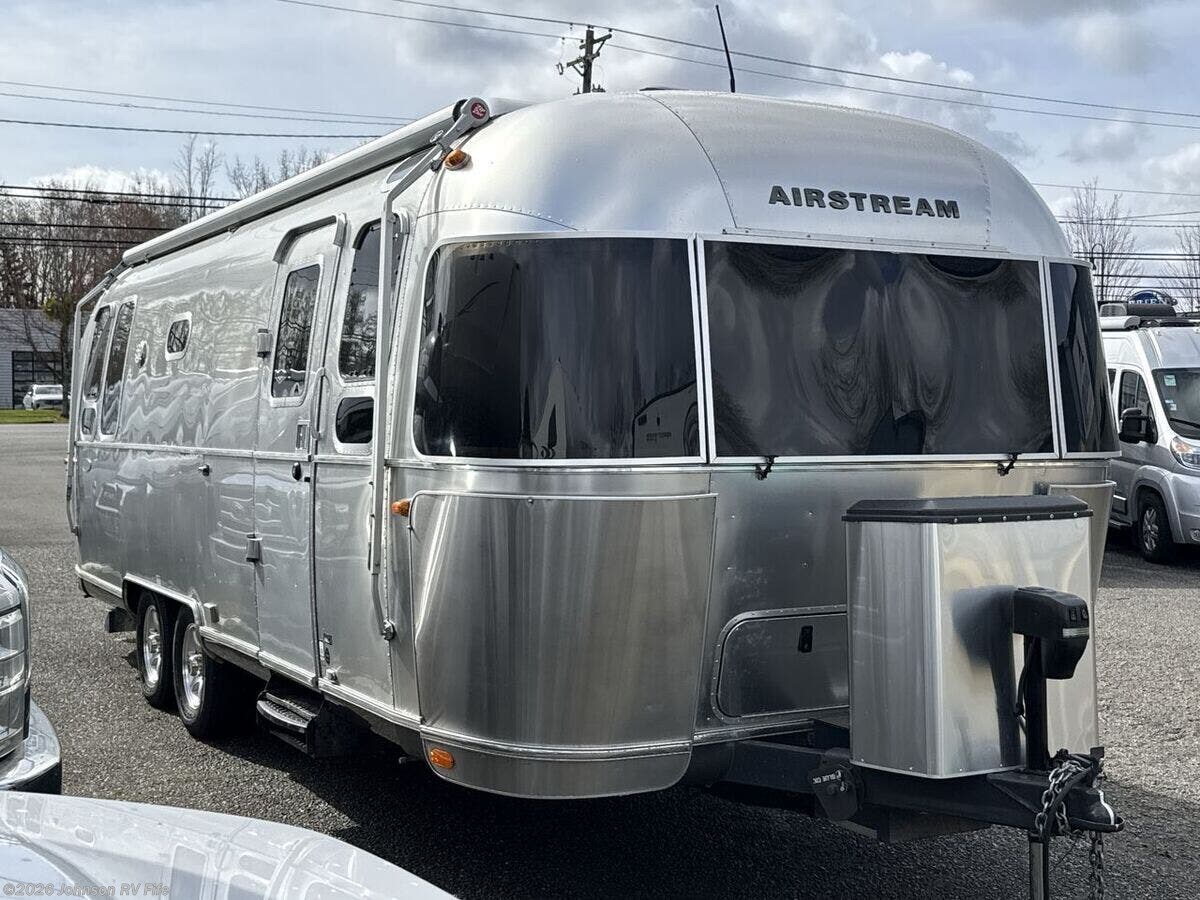 2016 Airstream Flying Cloud 26U - Used Travel Trailer For Sale by Johnson RV Fife in Fife, Washington