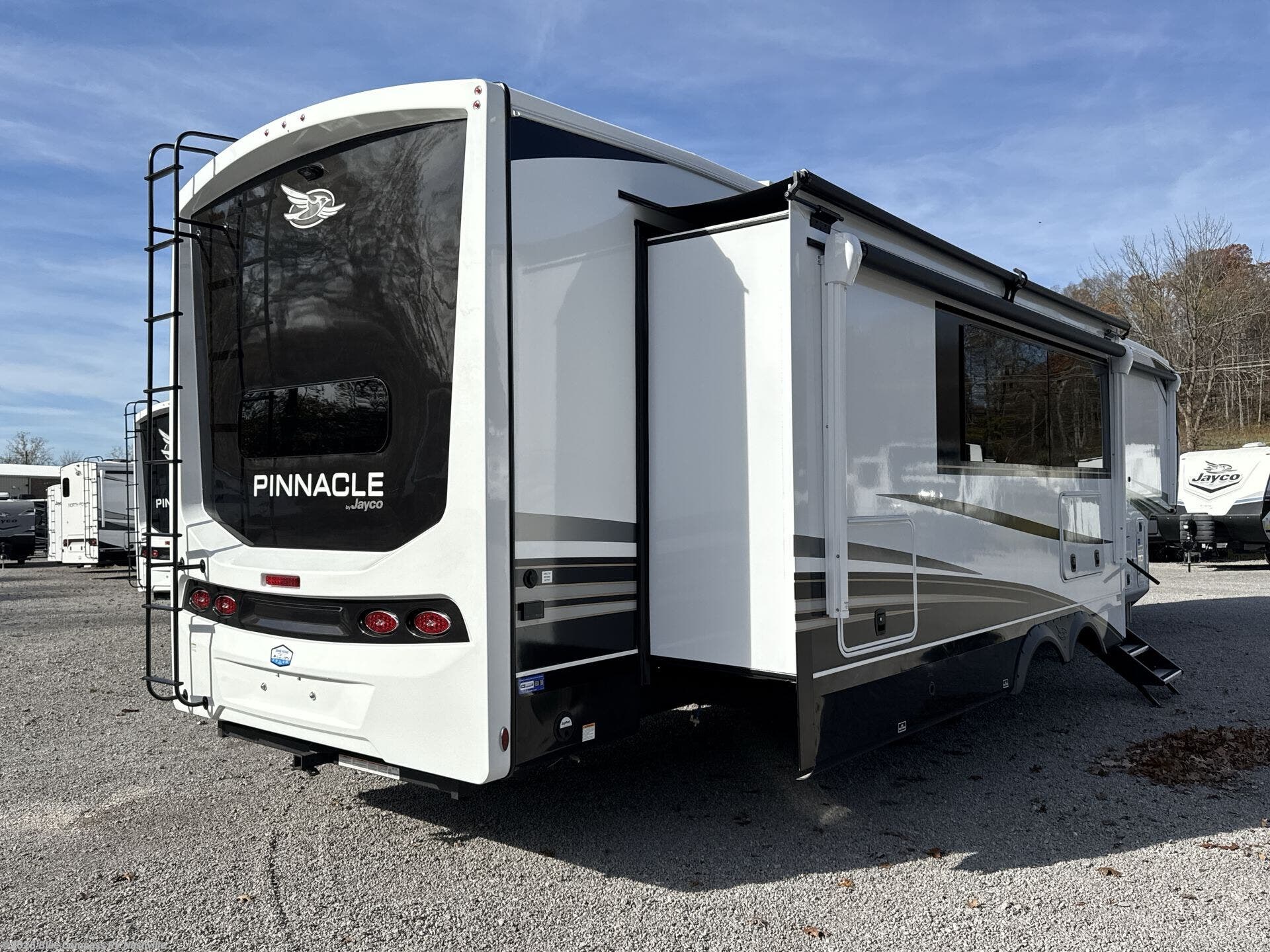 New 2025 Jayco Pinnacle 38FBRK available in Lebanon, Tennessee