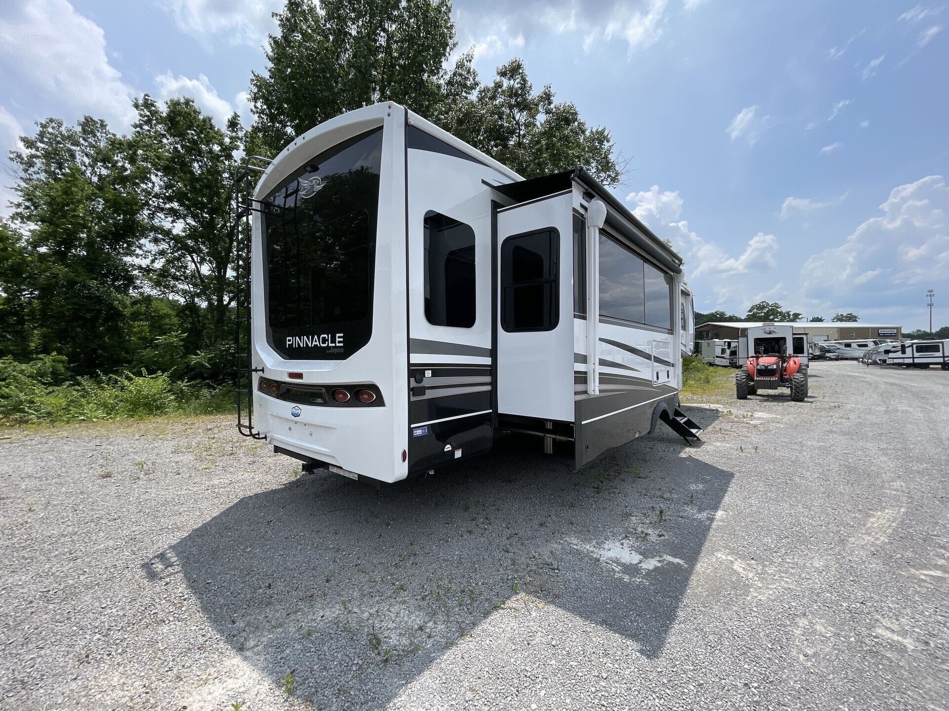 New 2025 Jayco Pinnacle 38KPTS available in Lebanon, Tennessee