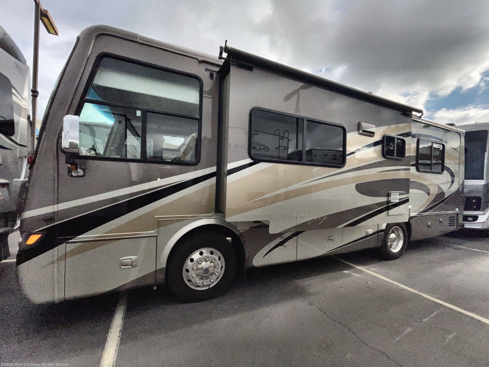 2014 Tiffin Allegro Breeze 28 BR - Used Class A For Sale by Blue Compass RV San Marcos in San Marcos, California