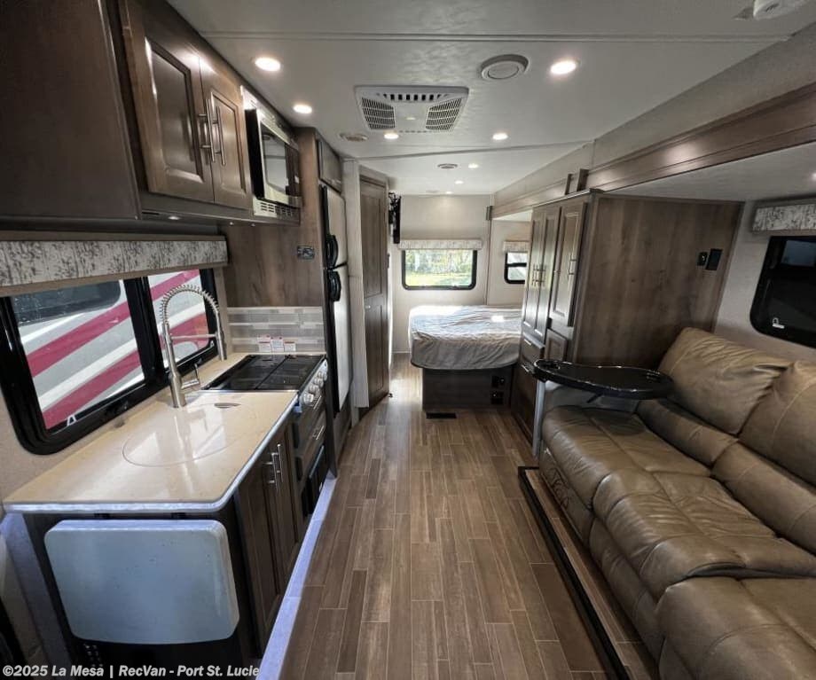 Used 2021 Dynamax Corp ISTATA 3 24FW available in Port St. Lucie, Florida