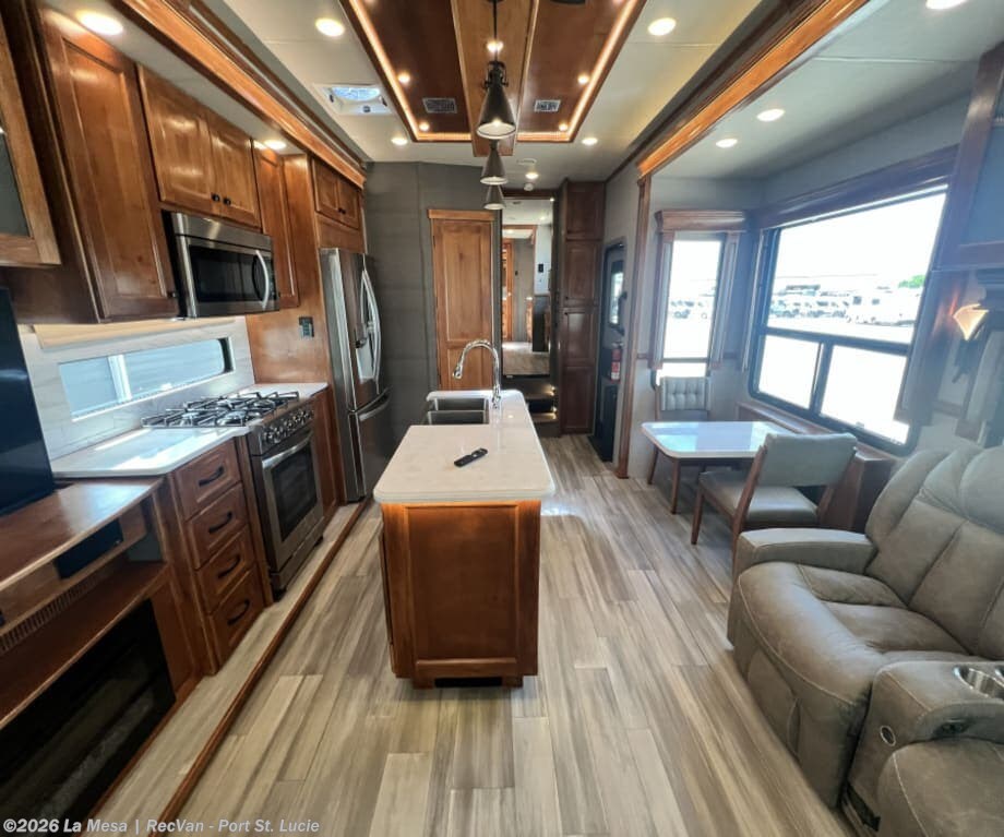 Used 2022 Vanleigh Beacon 39FBB available in Port St. Lucie, Florida
