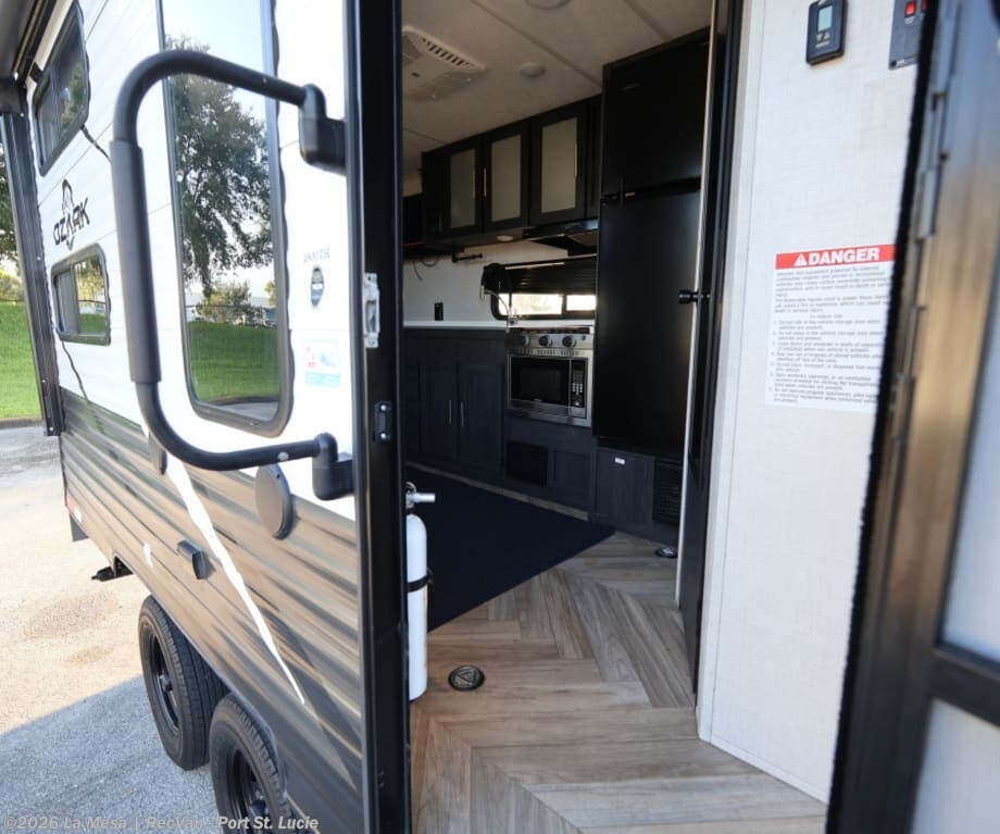 2022 Forest River Ozark 1900TH - Used Travel Trailer For Sale by La Mesa | RecVan - Port St. Lucie in Port St. Lucie, Florida