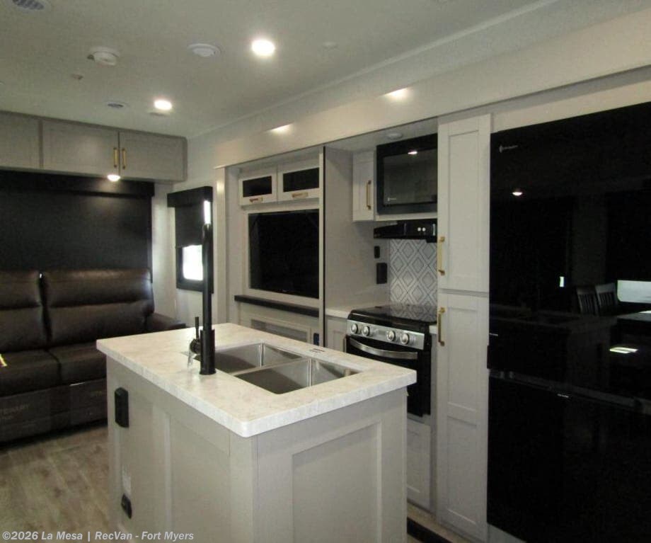 New 2026 Jayco SUNDANCE XLT TRAILER 29RLBS available in Fort Myers, Florida