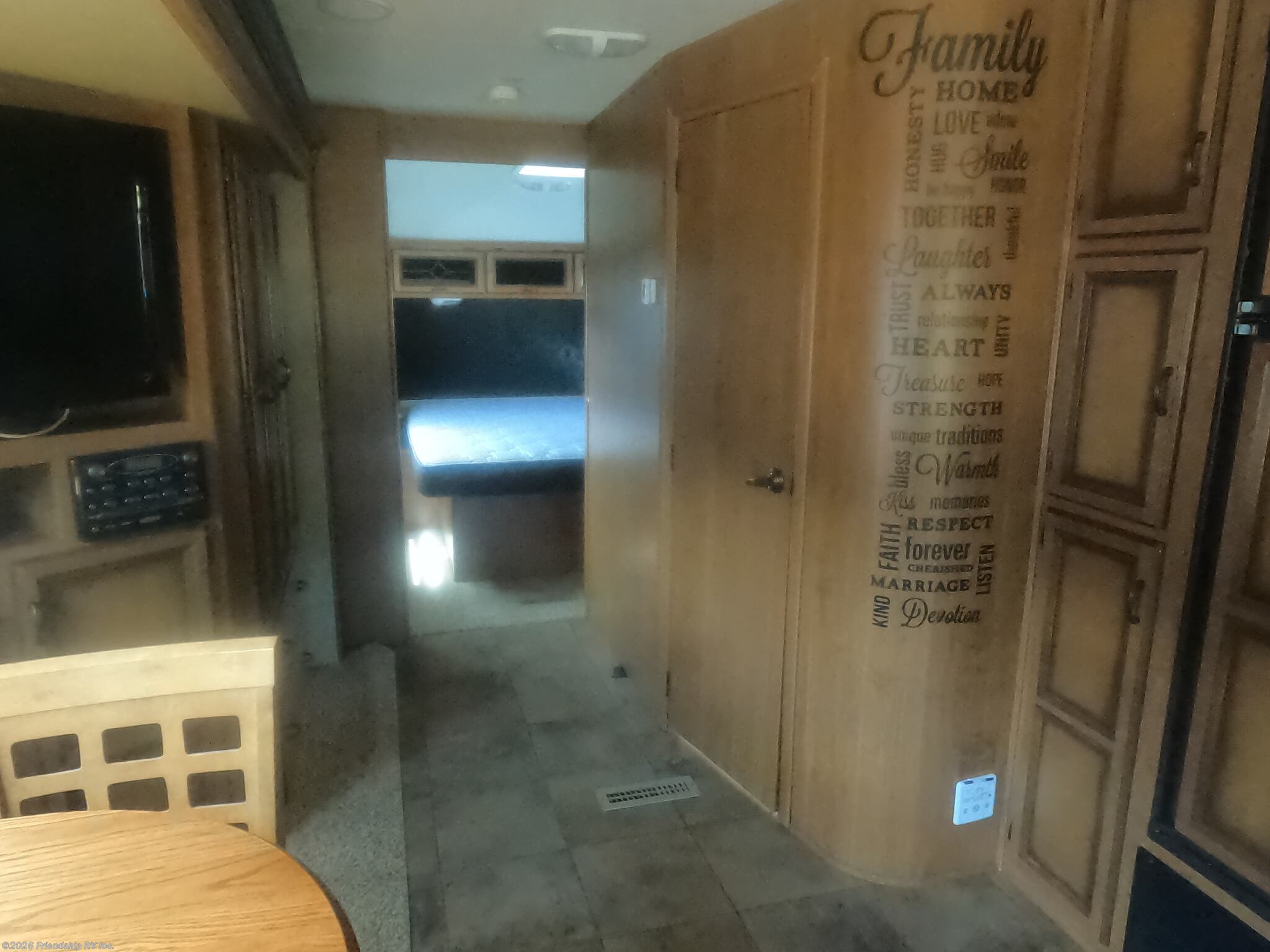 2012 CrossRoads Cruiser CT29RLX - Used Travel Trailer For Sale by Friendship RV Inc. in Friendship, Wisconsin features Booth Dinette, Black Tank Flush, Queen Bed, Converter, Furnace