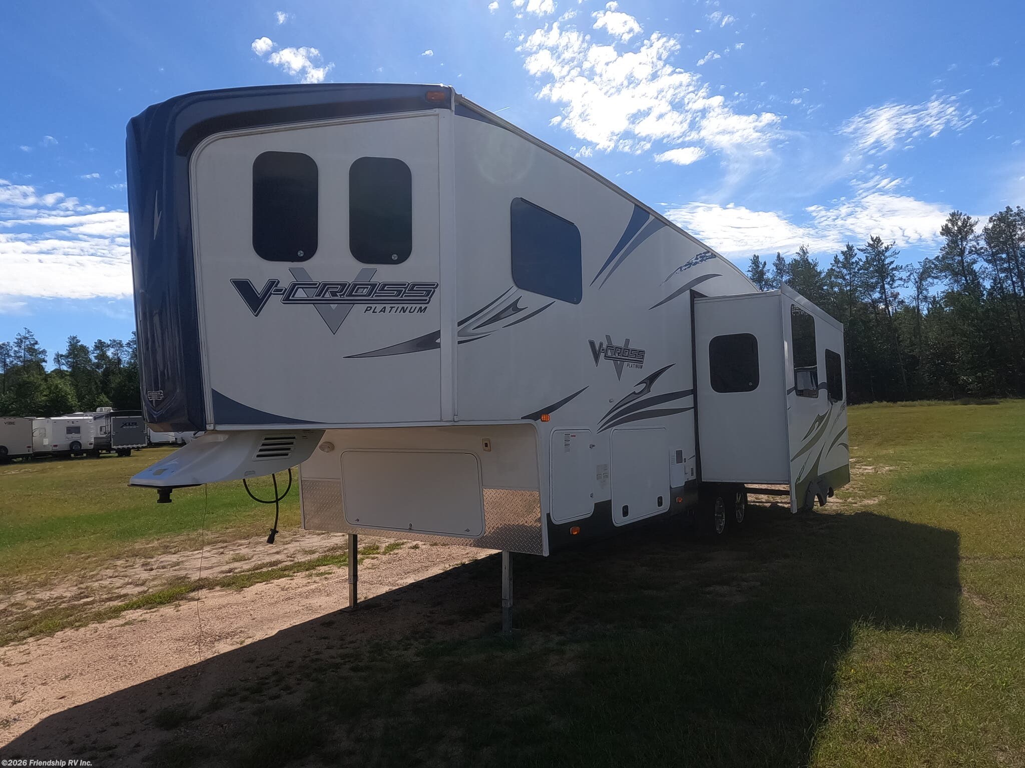 2012 Forest River V-Cross Platinum 275RL - Used Fifth Wheel For Sale by Friendship RV Inc. in Friendship, Wisconsin features Oven, Auxiliary Battery, Water Heater, LP Detector, Slideout