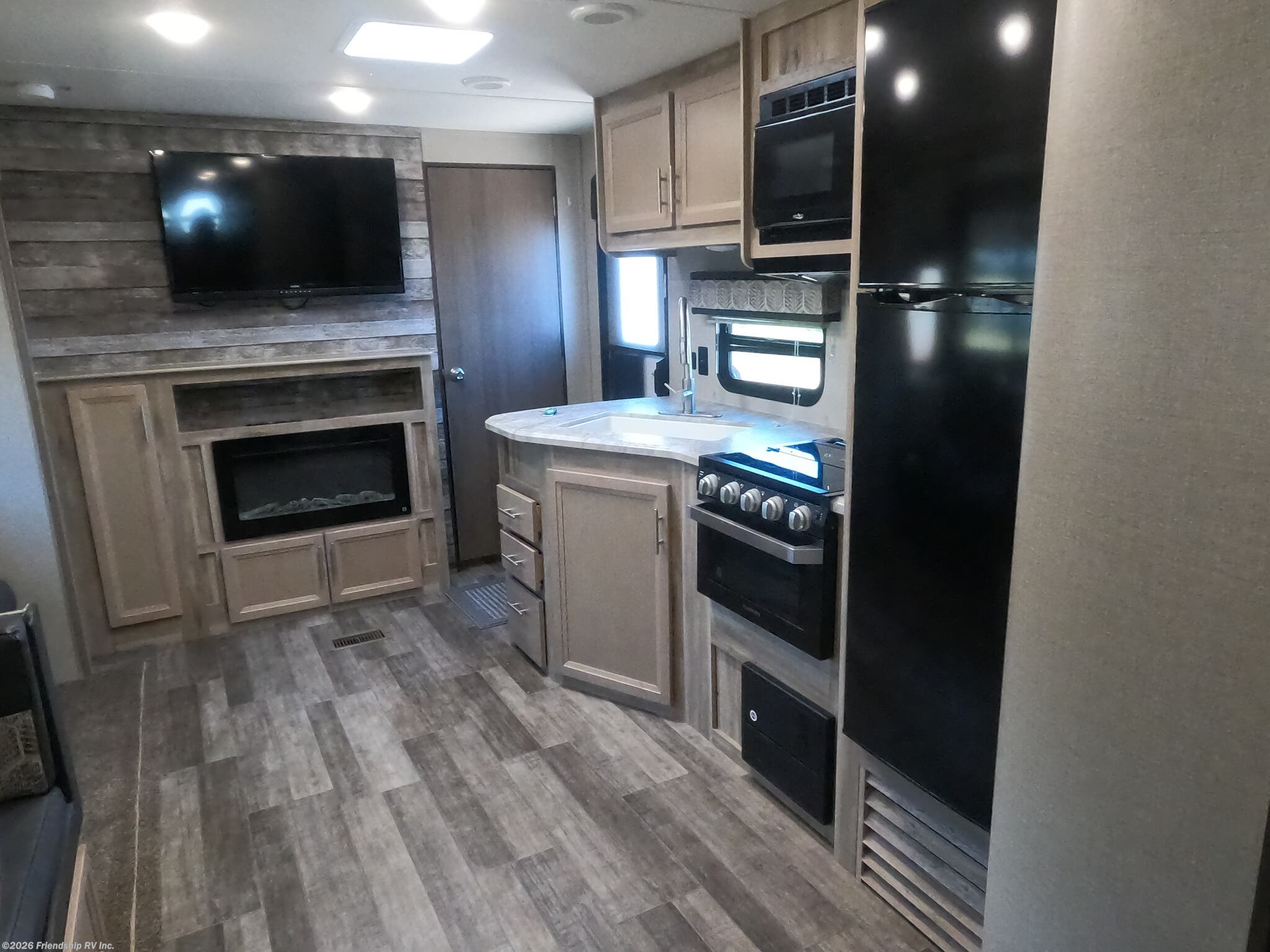2021 Catalina Legacy Edition 293QBCK by Coachmen from Friendship RV Inc. in Friendship, Wisconsin