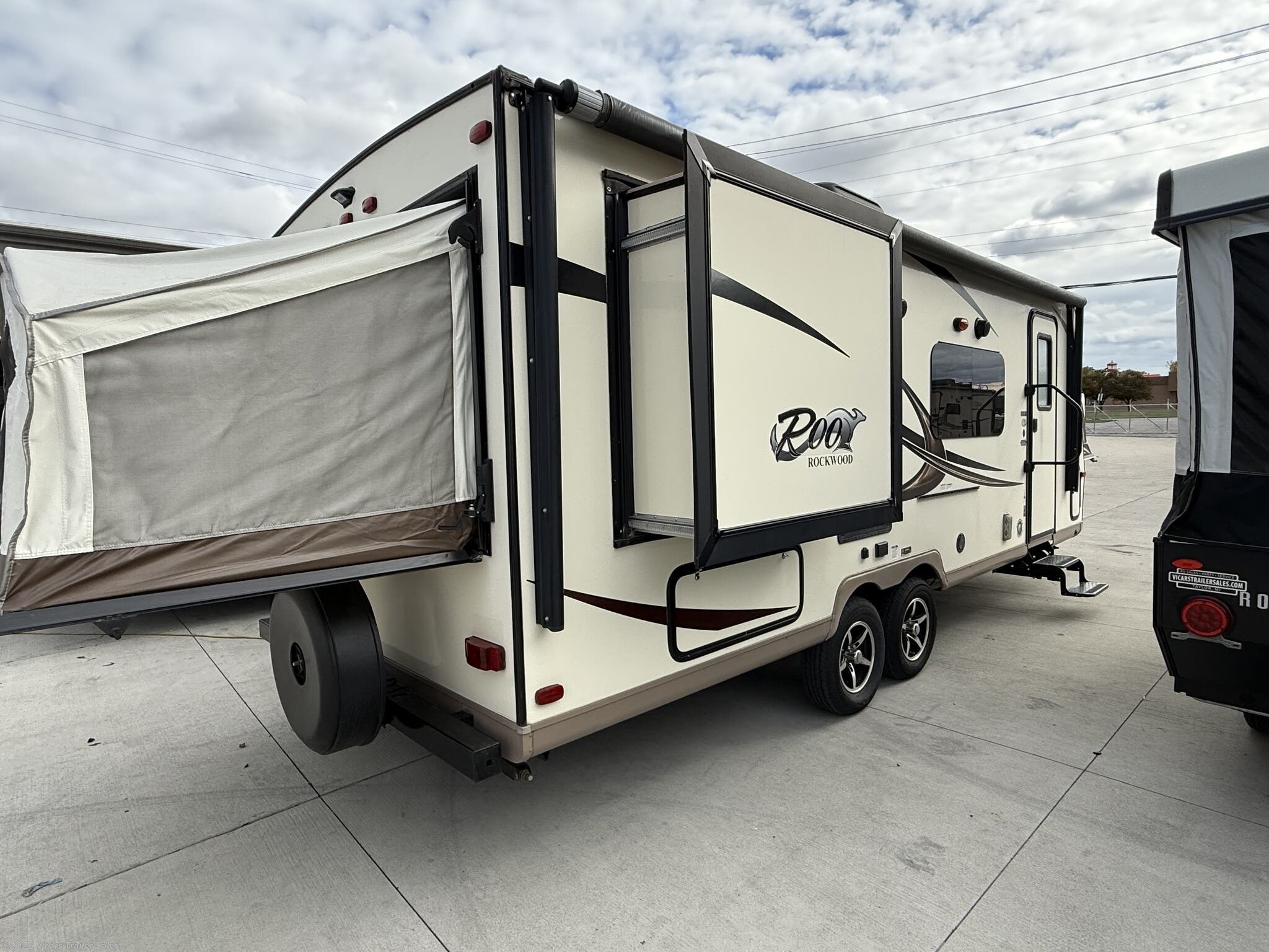 2017 Forest River Rockwood Roo 23WS - Used Expandable Trailer for sale by Vicars Trailer Sales in Taylor, Michigan