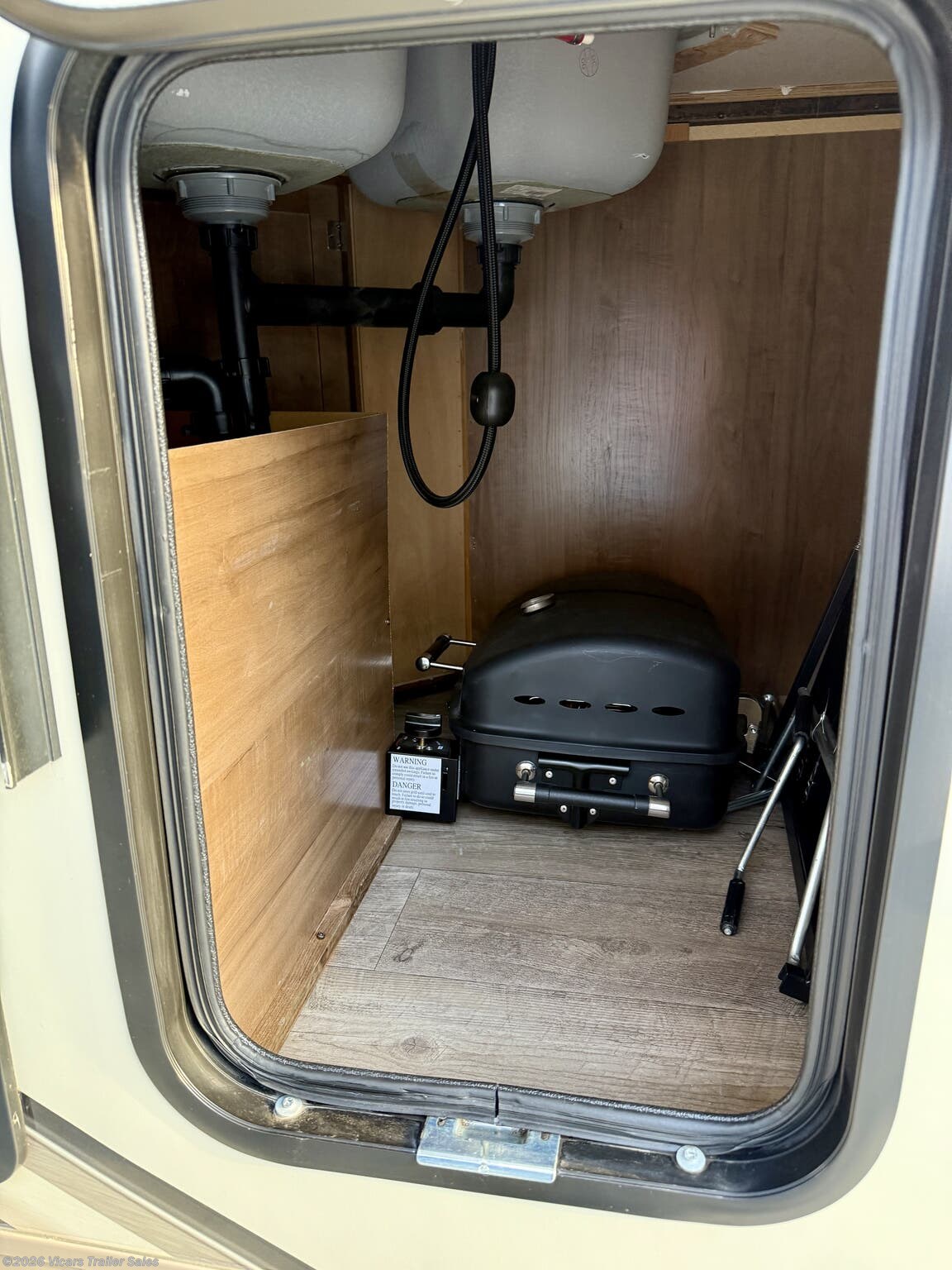 2018 Forest River Rockwood Ultra Lite 2608SB - Used Travel Trailer for sale by Vicars Trailer Sales in Taylor, Michigan