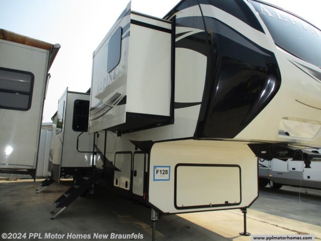 2019 Keystone Alpine 3801FK - Used Fifth Wheel For Sale by PPL Motor Homes in New Braunfels, Texas features Microwave, Slideout, Air Conditioning, TV, Stove
