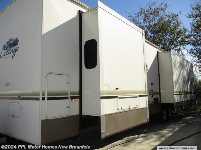 2014 Forest River Cedar Creek Cottage 40CRS - Used Travel Trailer For Sale by PPL Motor Homes in New Braunfels, Texas features TV, Stove, Non-Smoking Unit, Stabilizer Jacks, Exterior Stereo