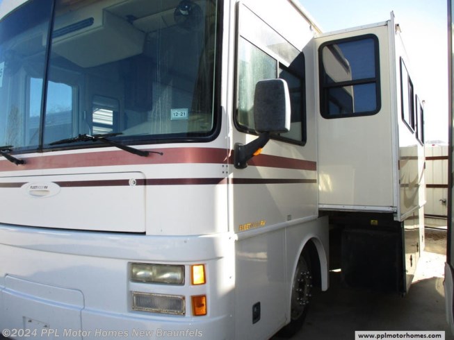 2000 Fleetwood Discovery 36T - Used Diesel Pusher For Sale by PPL Motor Homes in New Braunfels, Texas features Microwave, Stove, Refrigerator, TV, Non-Smoking Unit