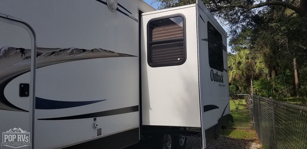 2011 Keystone Outback Super-Lite 250 RS RV for Sale in Royal Palm Beach