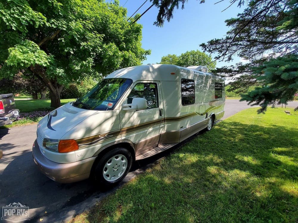 2004 Winnebago Rialta 22QD RV for Sale in Geneva, NY 14456 213216