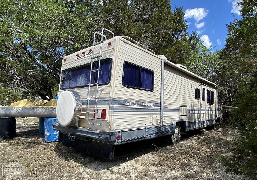 1985 Fleetwood Southwind 33 TK RV for Sale in Bandera, TX 78003
