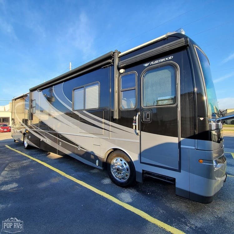 2009 Fleetwood Excursion 40T RV for Sale in Arlington Heights, IL 60005