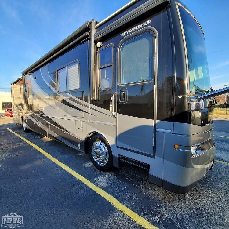 2009 Fleetwood Excursion 40T RV for Sale in Arlington Heights, IL 60005