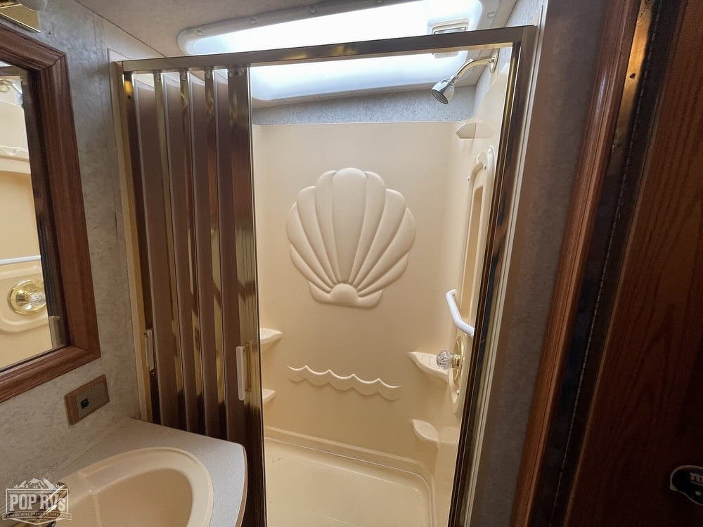 2000 Winnebago Adventurer 35U RV for Sale in Phillipsburg, NJ 08865