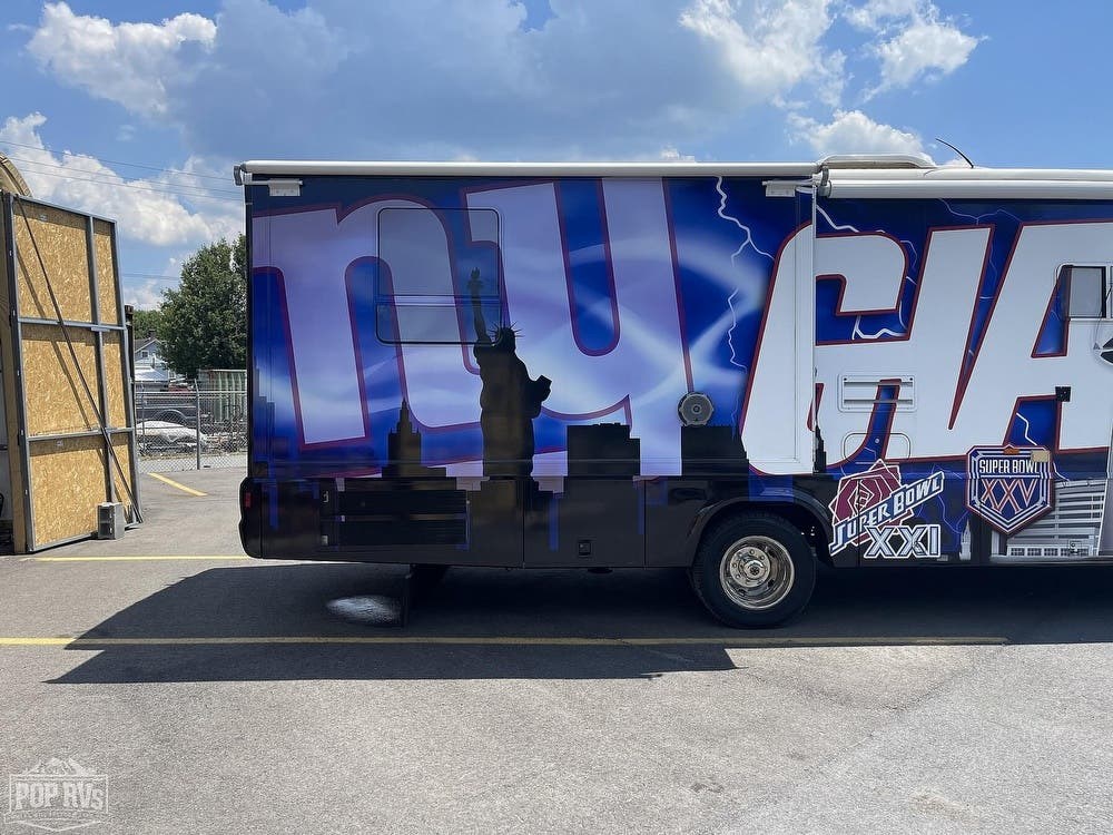 2000 Winnebago Adventurer 35U RV for Sale in Phillipsburg, NJ 08865