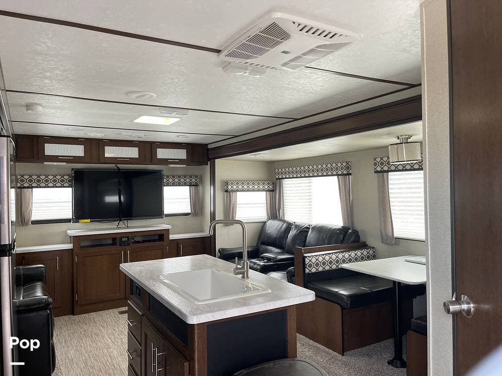 2020 Forest River Avenger 35MBS - Used Travel Trailer For Sale by Pop RVs in Orange Grove, Texas features Leveling Jacks, Slideout, Air Conditioning, Awning