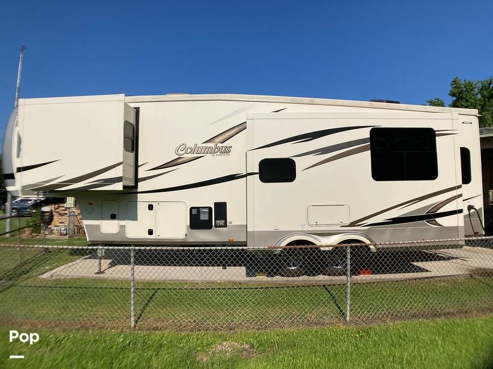 2020 Palomino Columbus 298RL - Used Fifth Wheel For Sale by Pop RVs in Schriever, Louisiana features Awning, Air Conditioning, Leveling Jacks, Slideout