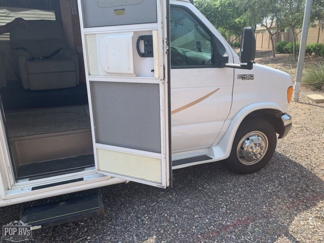 2004 Forest River Lexington 270 - Used Class C For Sale by Pop RVs in Mesa, Arizona features Generator, Slideout, Awning, Air Conditioning