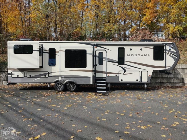 2017 Keystone Montana 3790RD - Used Fifth Wheel For Sale by Pop RVs in Seymour, Connecticut features Awning, Air Conditioning, Slideout, Leveling Jacks