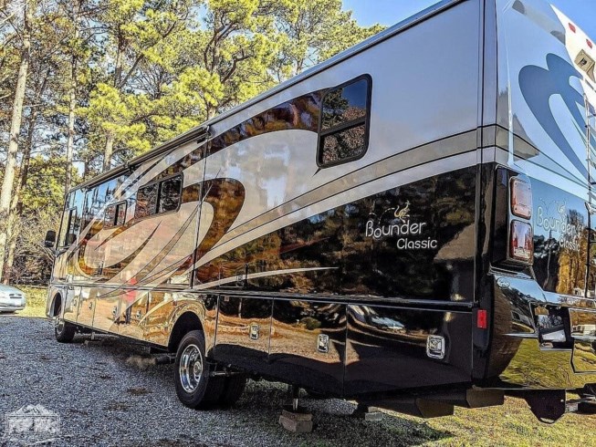 2013 Bounder Classic 34M by Fleetwood from Pop RVs in Hayes, Virginia