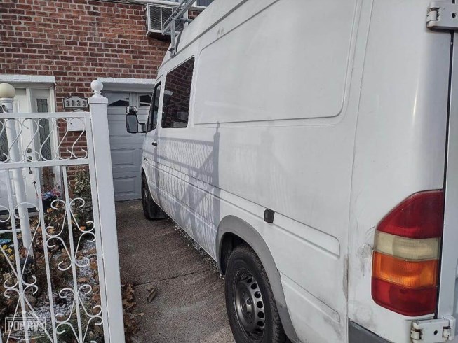 2005 Dodge Sprinter 2500 140WB - Used Conversion Van For Sale by Pop RVs in Bronx, New York