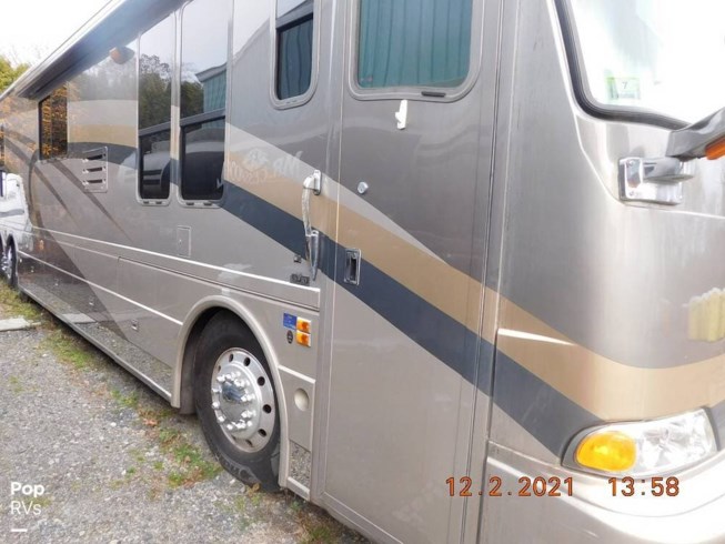 2002 Beaver Marquis 40 Jasper - Used Diesel Pusher For Sale by Pop RVs in Acushnet, Massachusetts features Generator, Air Conditioning, Leveling Jacks, Slideout, Awning