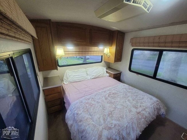 1994 Fleetwood Bounder 32H - Used Class A For Sale by Pop RVs in Paramus, New Jersey features Awning, Generator, Air Conditioning