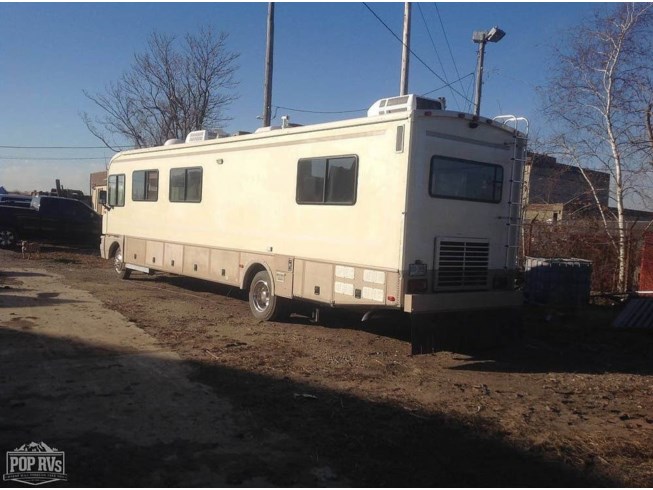 1994 Fleetwood Bounder 36PD - Used Diesel Pusher For Sale by Pop RVs in Bridgeport, Connecticut features Awning, Leveling Jacks, Generator, Air Conditioning