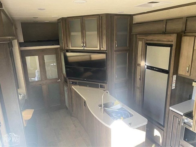 2018 Dutchmen Voltage Triton 3551 - Used Fifth Wheel For Sale by Pop RVs in Kingsville, Missouri features Slideout