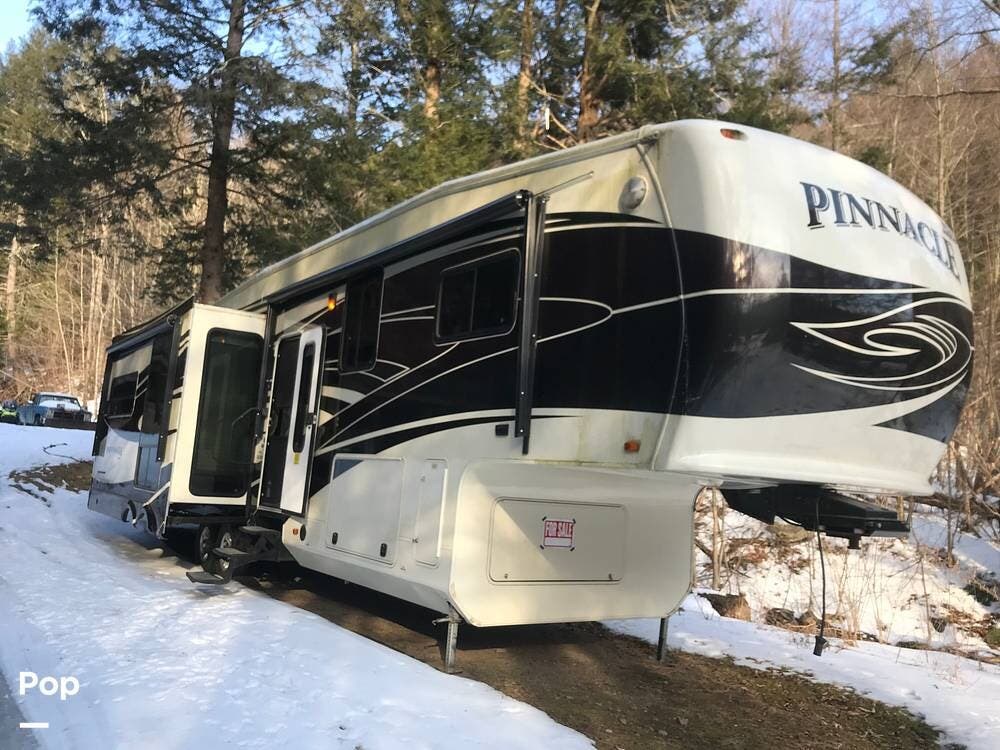 2013 Jayco Pinnacle 36REQS - Used Fifth Wheel For Sale by Pop RVs in Roscoe, New York features Awning, Slideout, Leveling Jacks, Air Conditioning