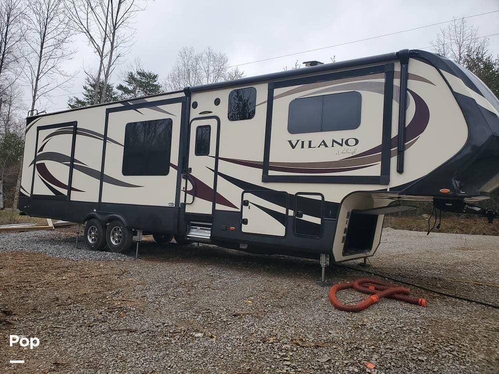 2017 Vanleigh Vilano 375FL - Used Fifth Wheel For Sale by Pop RVs in Spring City, Tennessee features Awning, Slideout, Leveling Jacks, Air Conditioning