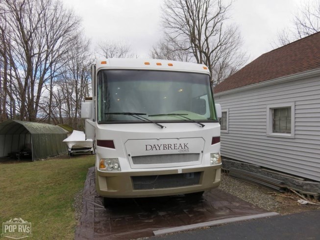 2008 Damon Daybreak 3276 - Used Class A For Sale by Pop RVs in Tolland, Connecticut features Air Conditioning, Slideout, Generator, Leveling Jacks, Awning