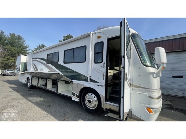 2000 Fleetwood American Tradition 40TDS - Used Diesel Pusher For Sale by Pop RVs in Raynham, Massachusetts features Generator, Awning, Slideout, Air Conditioning, Leveling Jacks