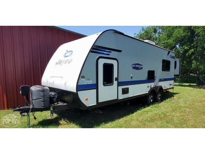 2018 Jayco Jay Feather X213 - Used Travel Trailer For Sale by Pop RVs in Midlothian, Texas features Slideout, Leveling Jacks, Awning, Air Conditioning