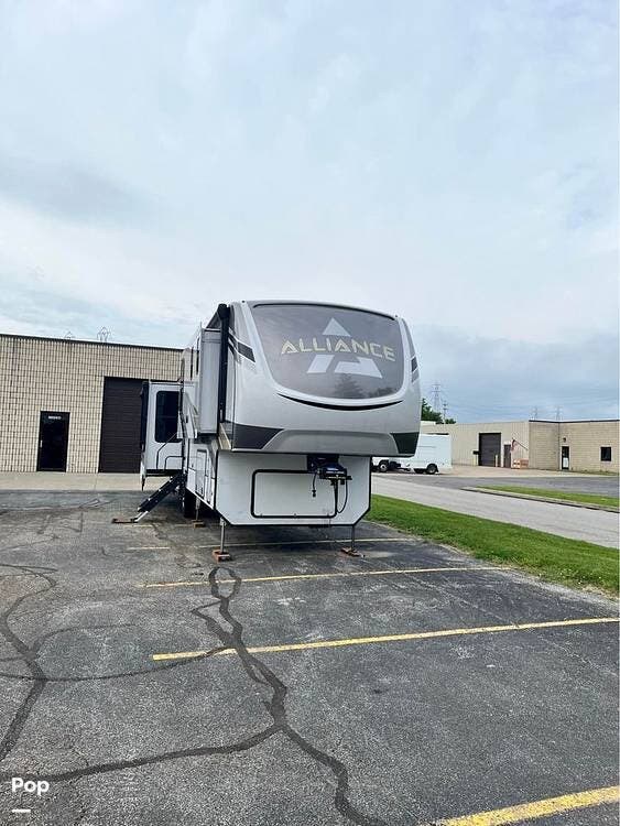 2021 Alliance RV Paradigm 370FB - Used Fifth Wheel For Sale by Pop RVs in Eastlake, Ohio features Slideout, Leveling Jacks, Awning, Air Conditioning