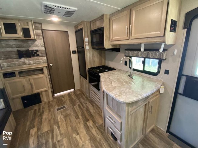 2021 Coachmen Catalina Summit 231MKS - Used Travel Trailer For Sale by Pop RVs in Waterloo, Wisconsin features Slideout, Awning, Air Conditioning, Leveling Jacks