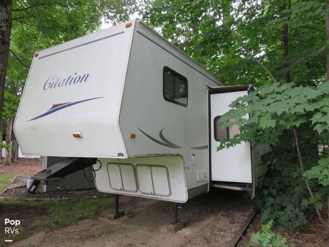 2004 Thor Motor Coach Citation 33-5M - Used Fifth Wheel For Sale by Pop RVs in Westfield, Massachusetts features Slideout, Leveling Jacks, Air Conditioning, Awning