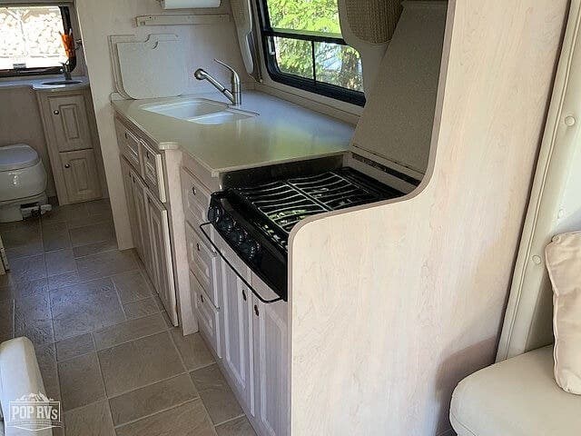 2005 Coach House Platinum 261XL - Used Class C For Sale by Pop RVs in Durham Nh, New Hampshire features Slideout