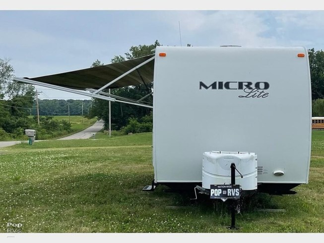 2013 Forest River Micro Lite 19 FD - Used Travel Trailer For Sale by Pop RVs in Marengo, Ohio features Leveling Jacks, Air Conditioning, Awning