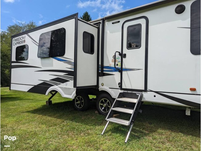 2021 Coachmen Freedom Express 323 BHDS Liberty Edition - Used Travel Trailer For Sale by Pop RVs in Monaca, Pennsylvania